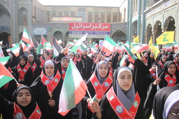جلوه‌هایی از حضور حماسی دانش‌آموزان قم در راهپیمایی یوم الله ۱۳ آبان