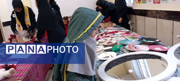 بازدید دانش آموزان مدرسه مریم میرزاخانی خلیل آباد از بازارچه کار آفرینی