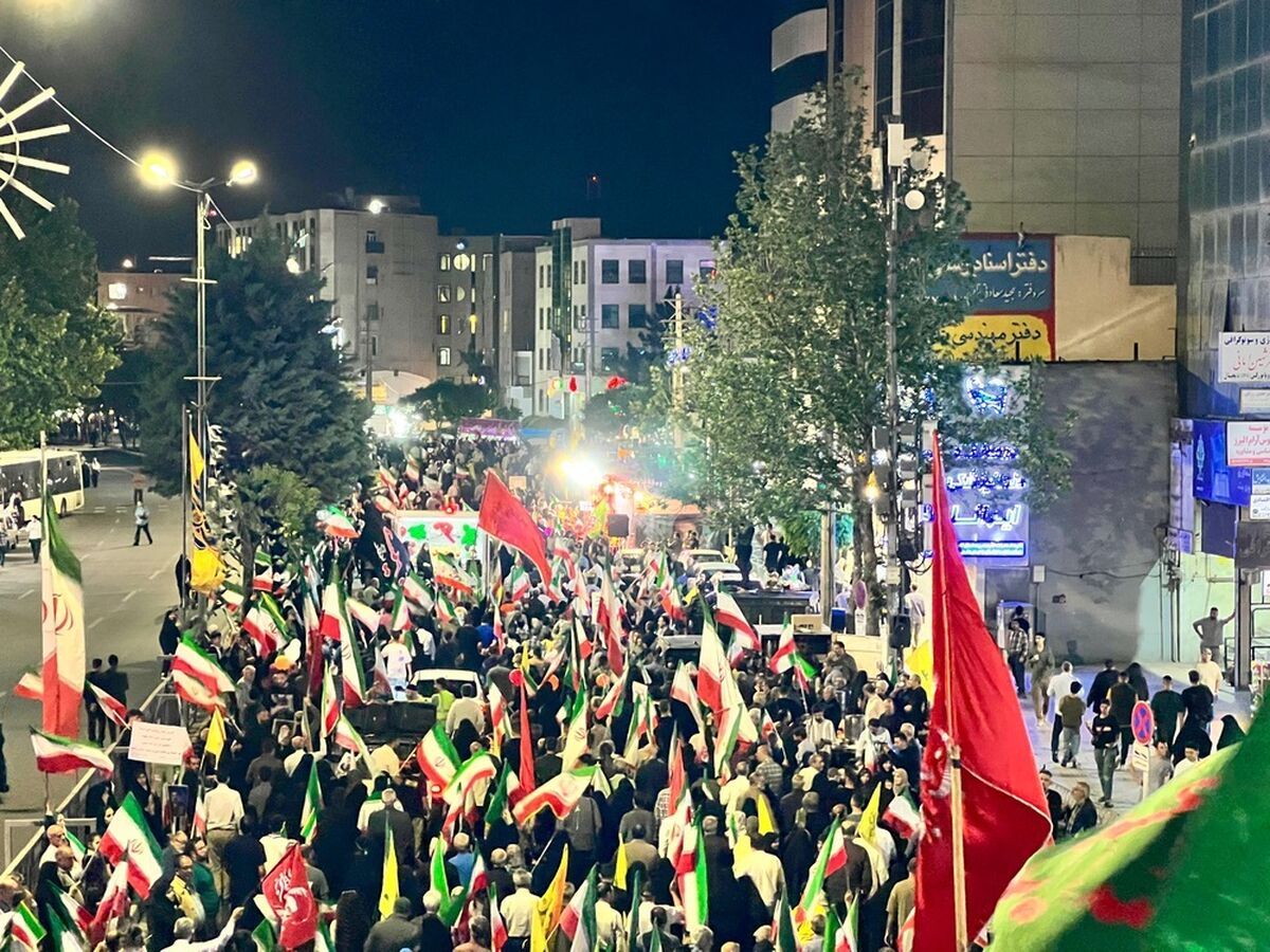 خیابان با تمام خستگی‌اش لبخند می زند