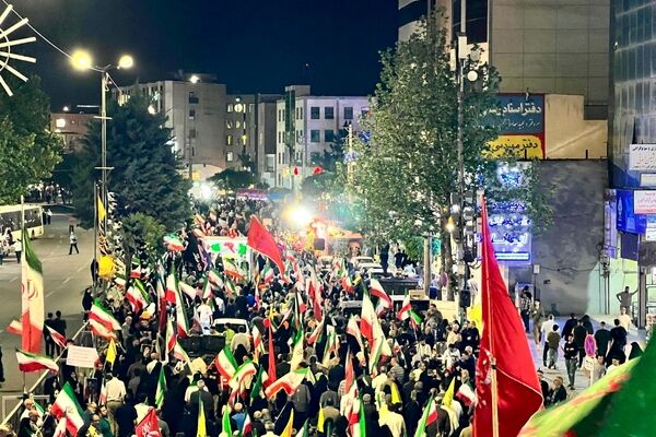 خیابان با تمام خستگی‌اش لبخند می زند
