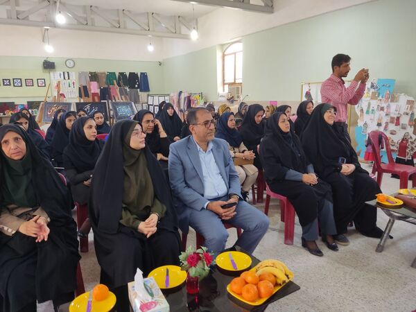 نمایشگاه دست‌سازه‌های دانش‌آموزی و تجلیل از فعالان نماز 