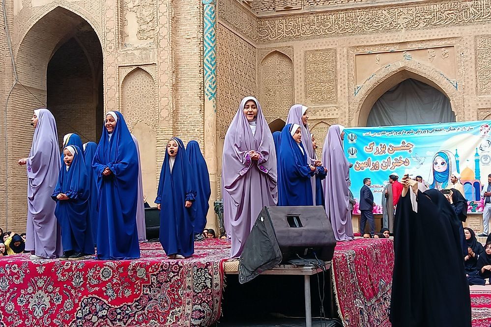 جشن بزرگ دخترانه به‌مناسبت دهه کرامت