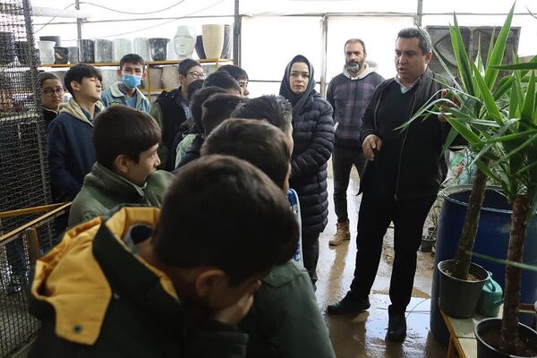 بازدید دانش‌آموزان دبستان شهید سلیمی جهرمی از گلخانه شهرداری کهریزک 