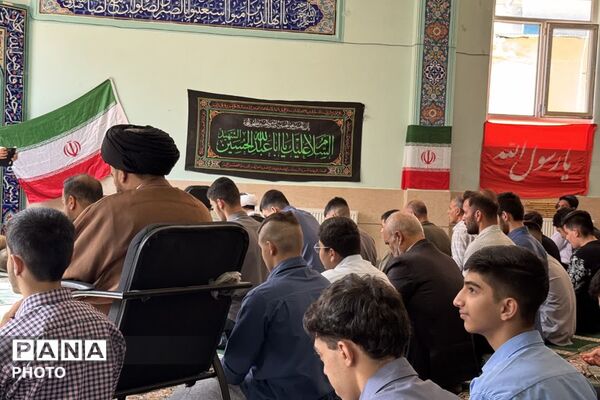 نماز جماعت در نخستین روزهای دبیرستان ابن‌سینا رودهن به امامت امام جمعه