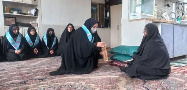 دیدار دانش آموزان آموزشگاه های شهید طاهری و عفاف شهر چنار با خانواده شهید شفیعی