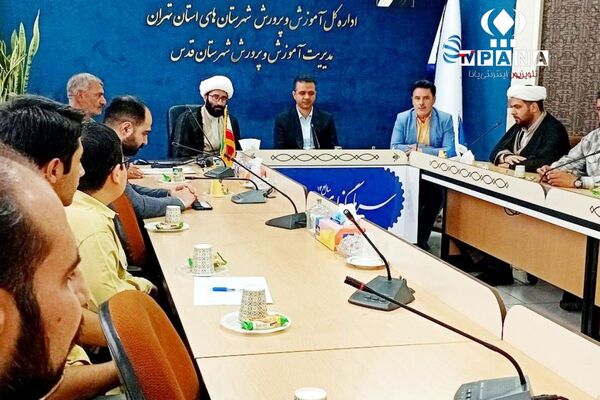 تجلیل از فرهنگیان و دانش آموزان فعال حوزه  نماز در شهرستان قدس
