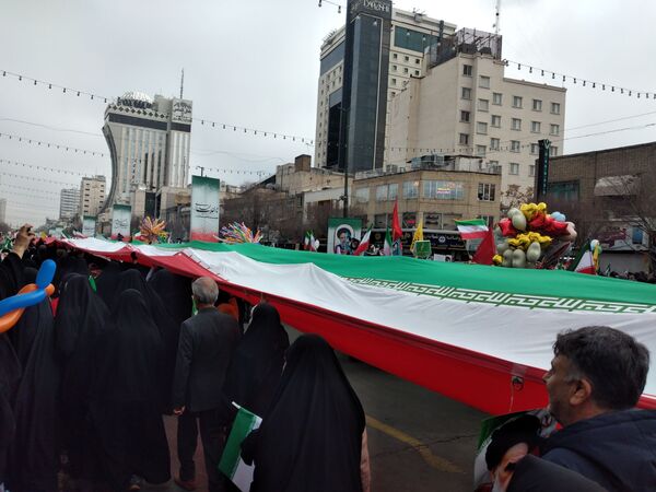 حضور دانش‌آموزان مدرسه شاهد ارض اقدس ناحیه ۳ در راهپیمایی ۲۲ بهمن