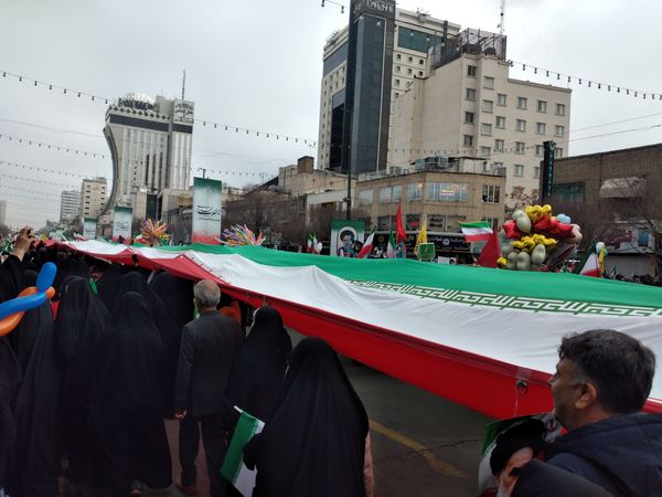 حضور دانش‌آموزان مدرسه شاهد ارض اقدس ناحیه ۳ در راهپیمایی ۲۲ بهمن