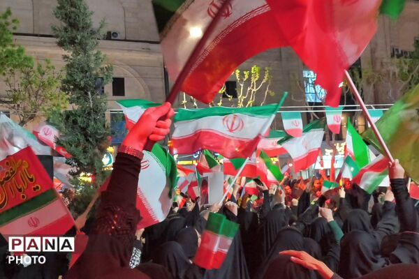 میدان هفت‌تیر بهارستان دو میزبان راهپیمایی شبانه مردم و فرهنگیان