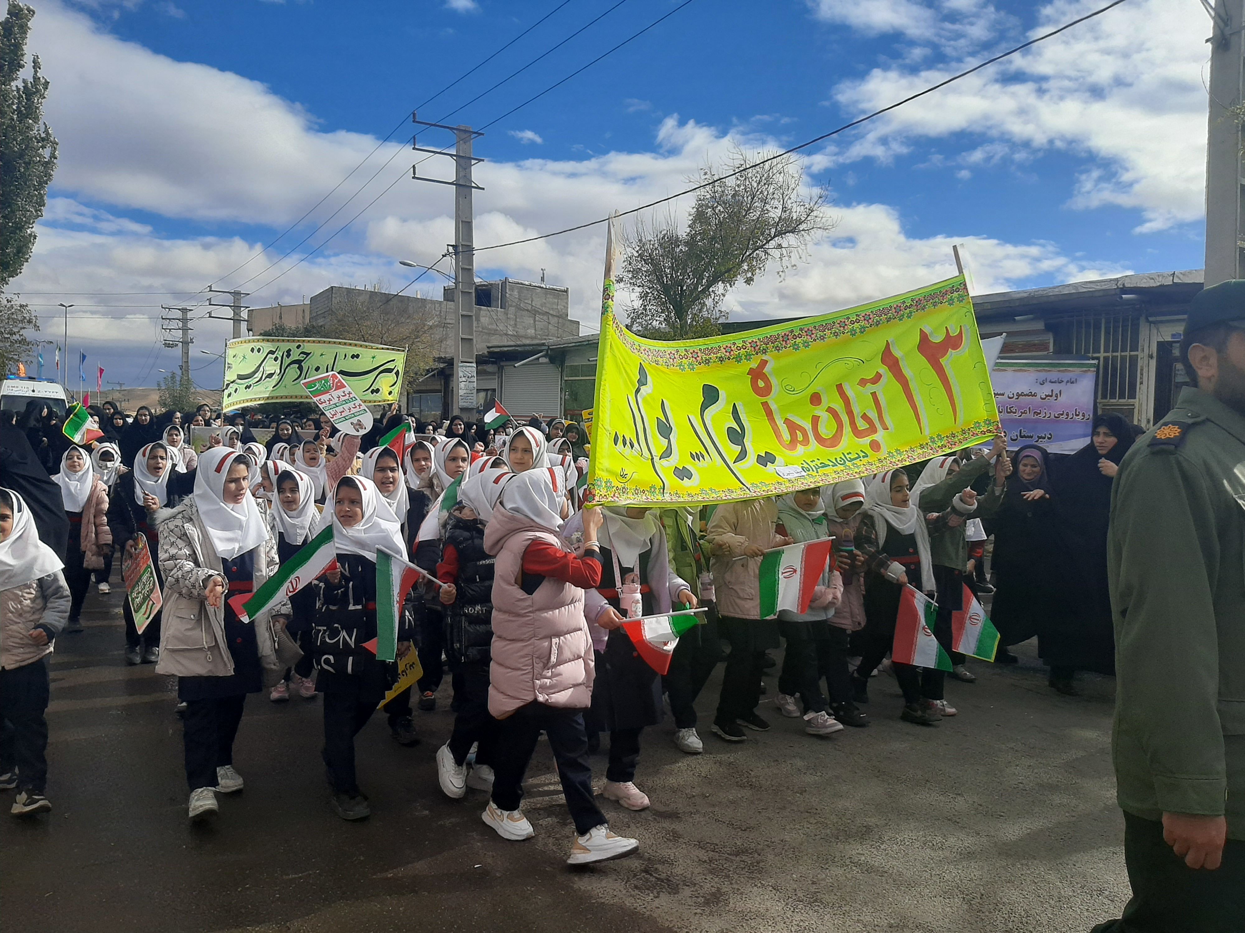 فریاد استکبارستیزی فرهنگیان و دانش‌آموزان شهرستان چاراویماق 

