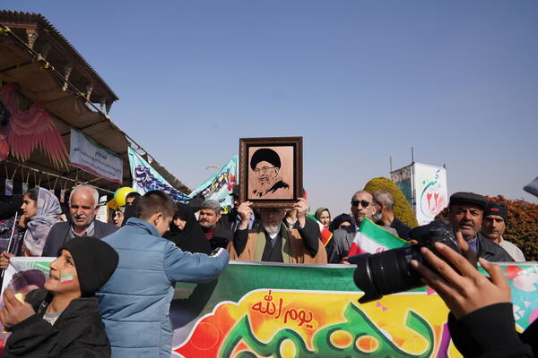 بازدید مدیرکل آموزش و پرورش از غرفه اداره‌کل نوسازی مدارس استان اصفهان در راهپیمایی 22 بهمن