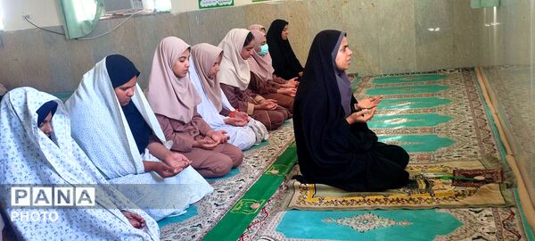 نماز و محفل اُنس با قرآن در مدرسه دخترانه فروغ فین