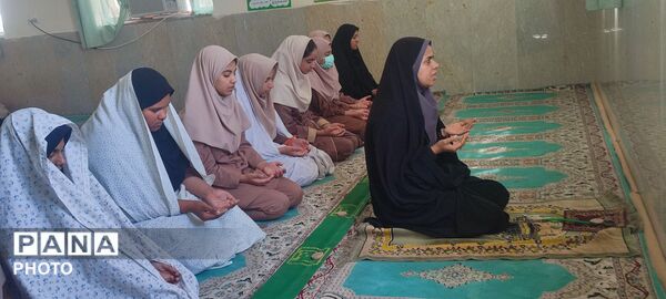 نماز و محفل اُنس با قرآن در مدرسه دخترانه فروغ فین
