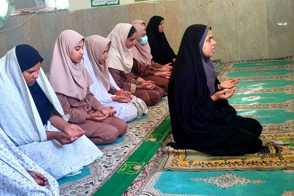 نماز و محفل اُنس با قرآن در مدرسه دخترانه فروغ فین