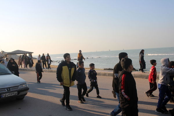 پیاده‌روی خانوادگی در روستای هلیله شهرستان بوشهر 