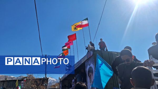 مشت‌های درهم گره خورده دانش‌آموزان کهگیلویه و بویراحمد در راهپیمایی ۲۲ بهمن