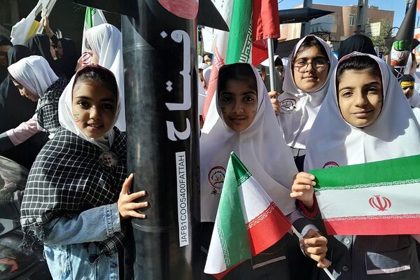 حضور پرشور دانش‌آموزان فشافویه در راهپیمایی ۱۳ آبان
