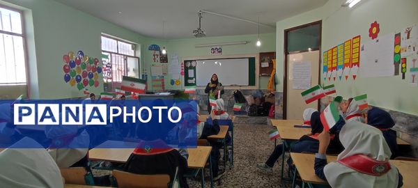 توزیع کتاب « از ایرانمان دفاع می کنیم » در بین دانش‌آموزان پیشتاز مدرسه شهید خاقانی شهرستان شیروان