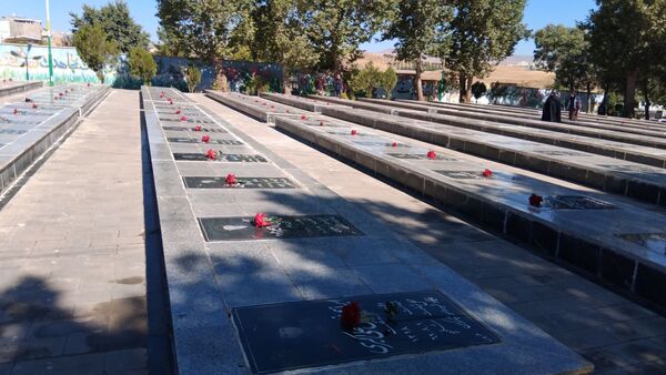 گلباران مزار شهدای اهر به‌مناسبت آغاز هفته دفاع مقدس
