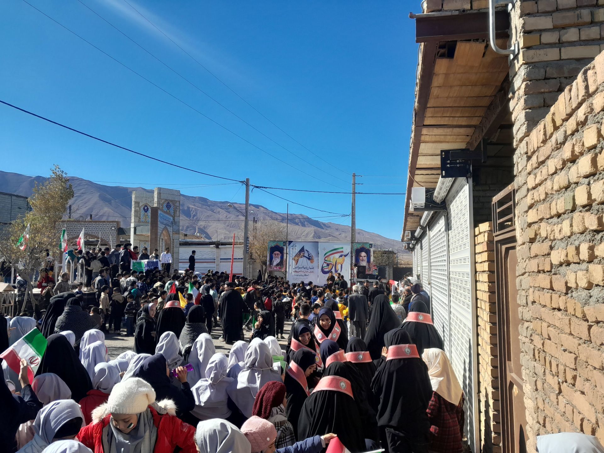 حضور پرشور و حماسه‌آفرین دانش‌آموزان نسر در راهپیمایی یوم‌الله ۱۳ آبان