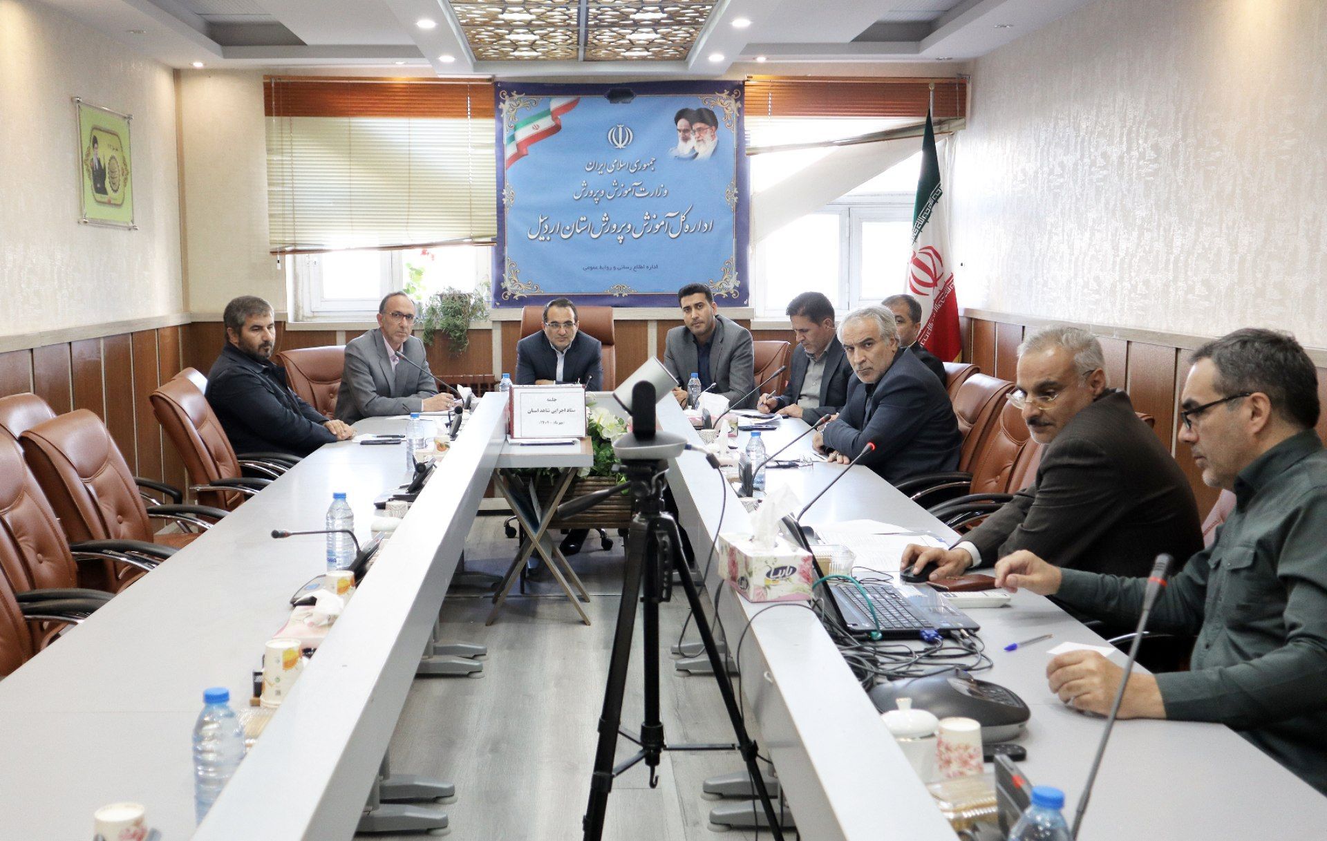 خون شهدا، چراغ هدایت نسل امروز است