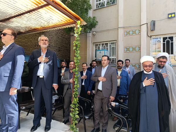 نواختن زنگ سپاس معلم در دبیرستان و دبستان میرزا جعفر سروقد