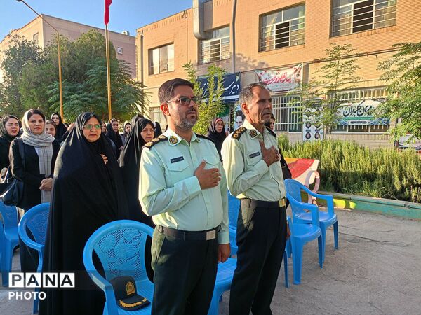 جلسه انجمن اولیا در دبیرستان دخترانه فرهیختگان
