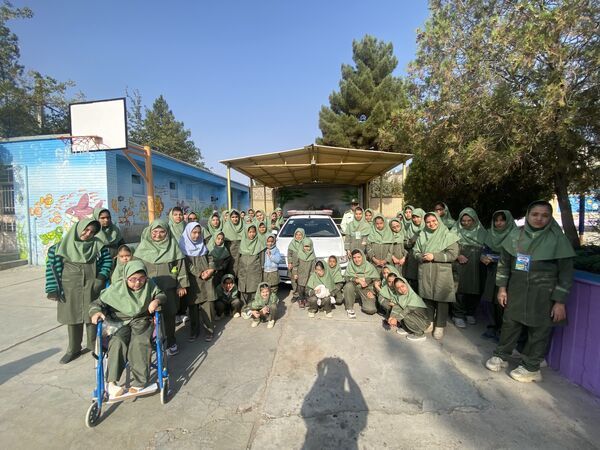حضور سرهنگ اسماعیل اکبری رئیس کلانتری ۱۳ نیشابور در جمع دانش‌آموزان دبستان میلاد نیشابور 
