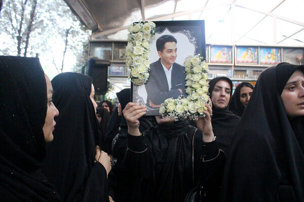 خاکسپاری نوجوان شهید «محمدحسین خاکی» در گلزار شهدای قم