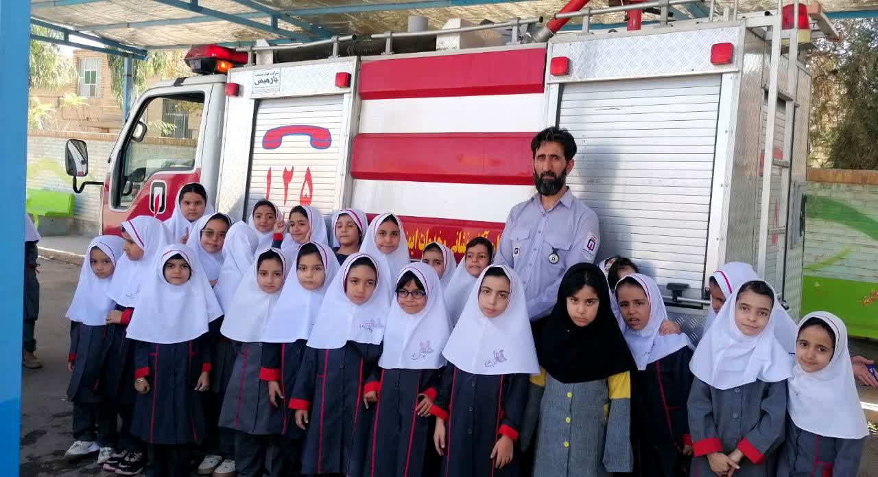 گرامیداشت روز آتش‌نشان در دبستان شهید سردار سلیمانی تفت 