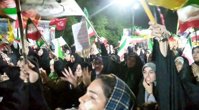 طنین صدای اقتدار در قلب چهارباغ خرم آباد ، حماسه شبانه مردم در دفاع از وطن