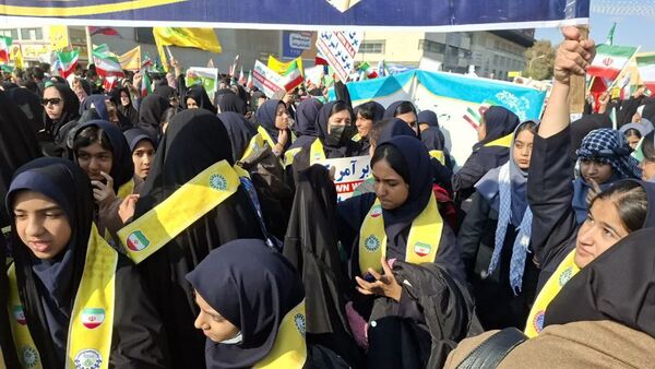 حضور پرشور دانش آموزان پیشتاز مشهدی در راهپیمایی یوم الله ۱۳ آبان