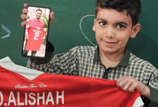 هدیۀکاپیتان پرسپولیس به بازماندۀ مدرسۀ میناب