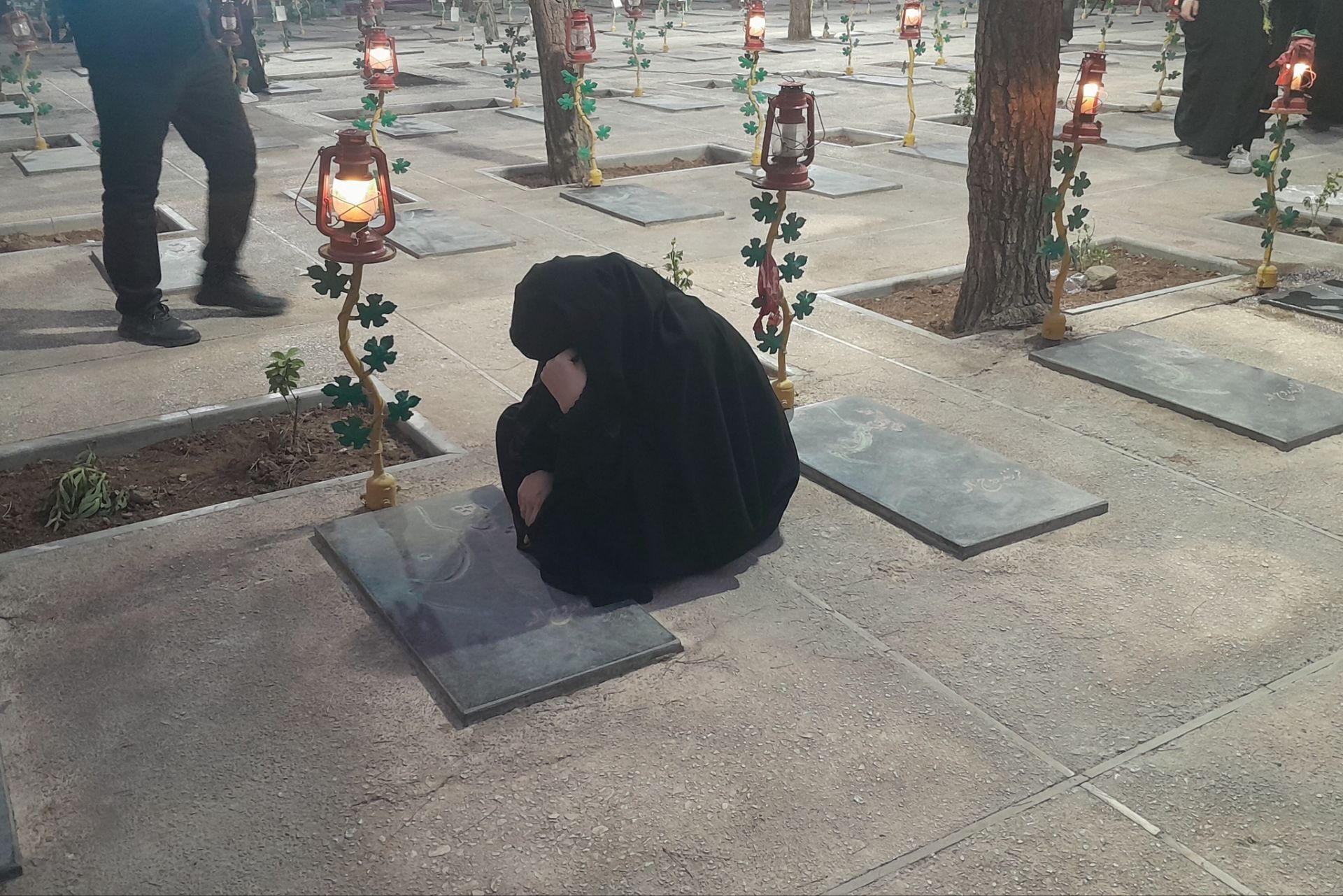وقتی اشک‌ها با مزارِ شهدا ملاقات می‌کنند