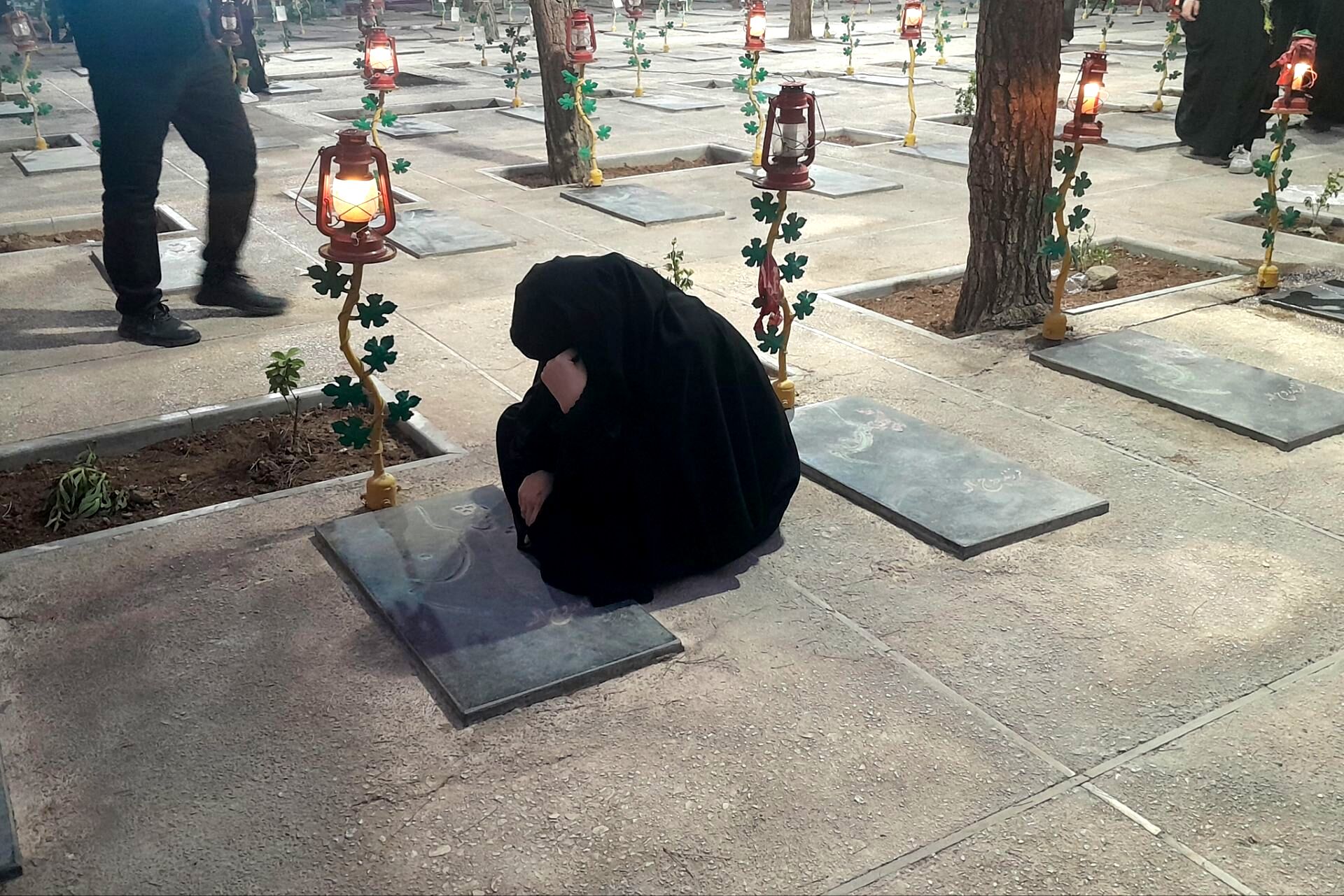 وقتی اشک‌ها با مزارِ شهدا ملاقات می‌کنند