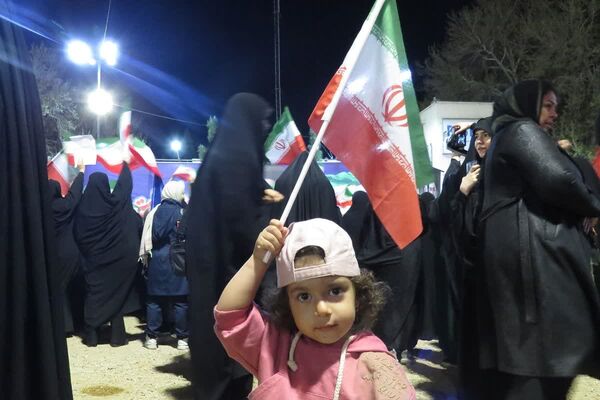 چهل روز از شهادت رهبرمان گذشت اما مردممان همچنان در میدانند
