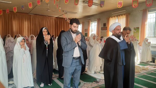 نماز جماعت در دبستان شهید رجبی۲ با حضور مسئولان اداره آموزش و پرورش ناحیه 6