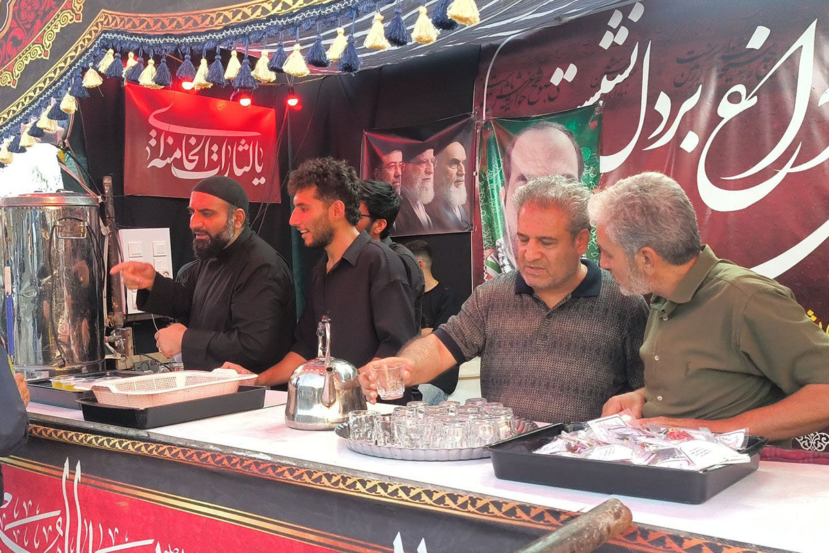 پذیرایی از زائران رضوی در مسیر بازگشت؛ خدمت بی‌منت در موکب «رهبر شهیدم»