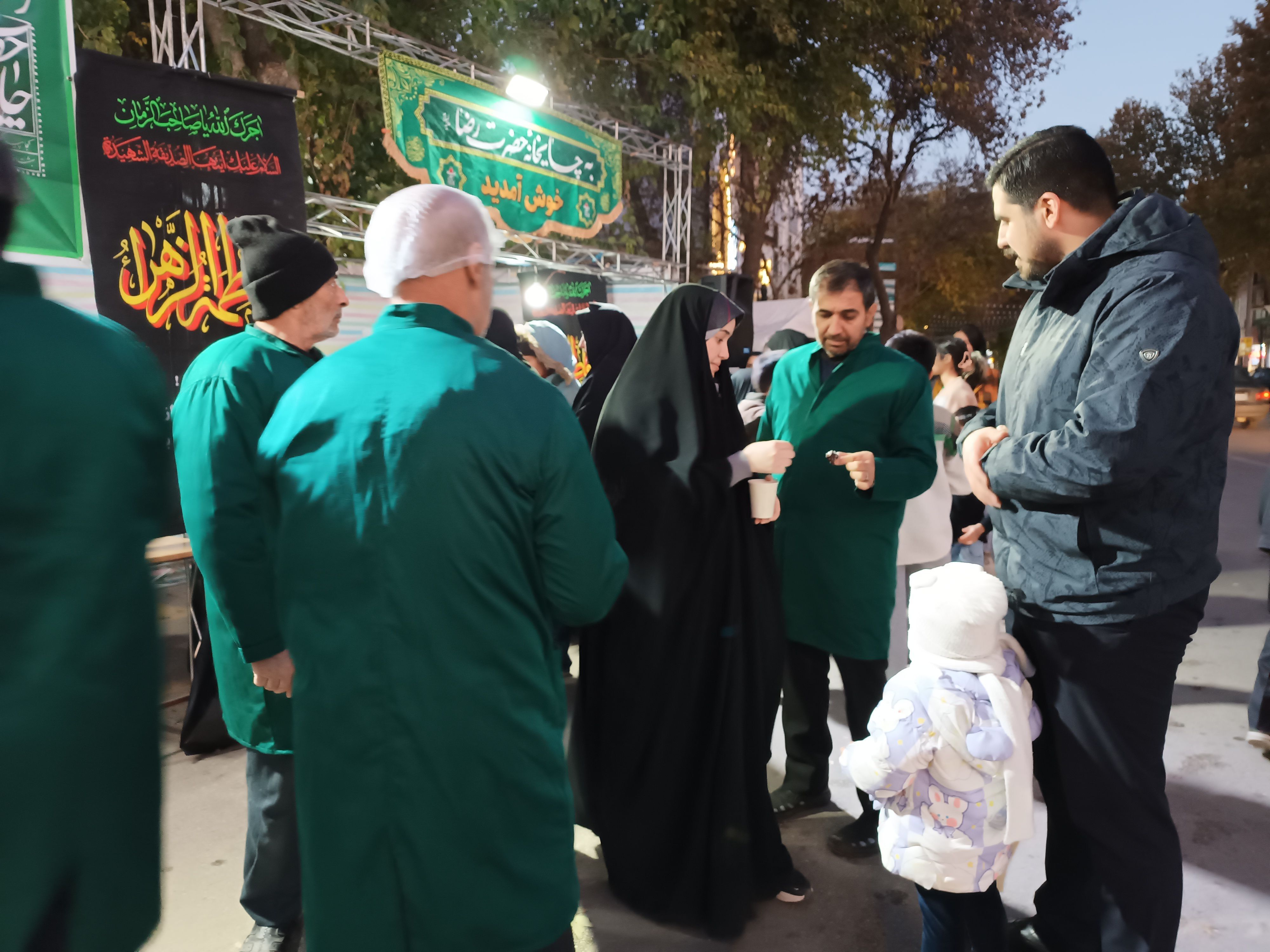 برپایی چایخانه امام رضا(ع) در موکب کوثر مسجد امیرالمومنین (ع) در بجنورد