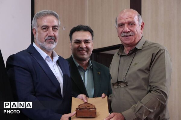 تجلیل از برگزیدگان آموزش ابتدایی در بهارستان یک