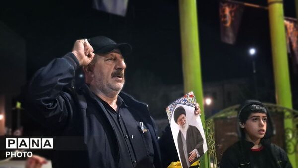 تجلی وحدت در کومله؛ تجمع شبانه در حمایت از نیروهای مسلح و رهبر معظم انقلاب
