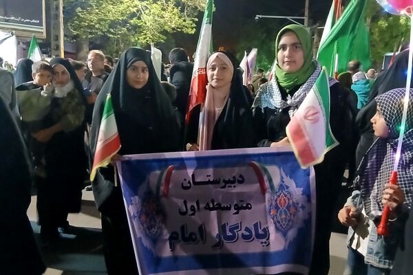 در میدان هستیم و می مانیم تا پای جان برای ایران 