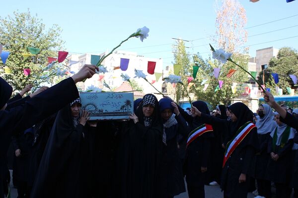 تشییع پیکر شهید گمنام در دبیرستان‌حضرت معصومه‌ ناحیه چهار کرج 