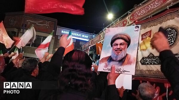 قاب هایی از رهبر شهید و رهبر معظم انقلاب در دستان سنگربان نیشابوری 