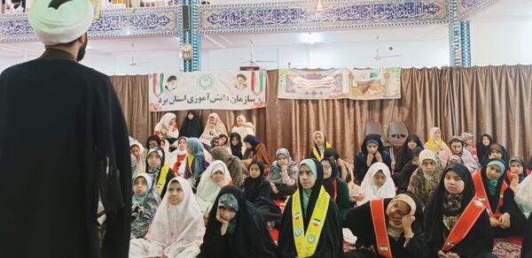 لحظاتی شاد از اعتکاف دانش‌آموزی با حضور نویسندگان و فرهیختگان یزد 