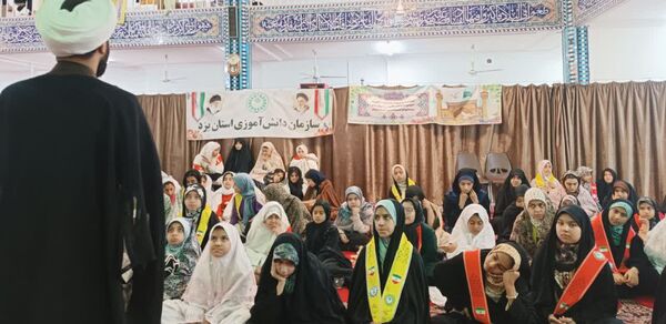 لحظاتی شاد از اعتکاف دانش‌آموزی با حضور نویسندگان و فرهیختگان یزد 
