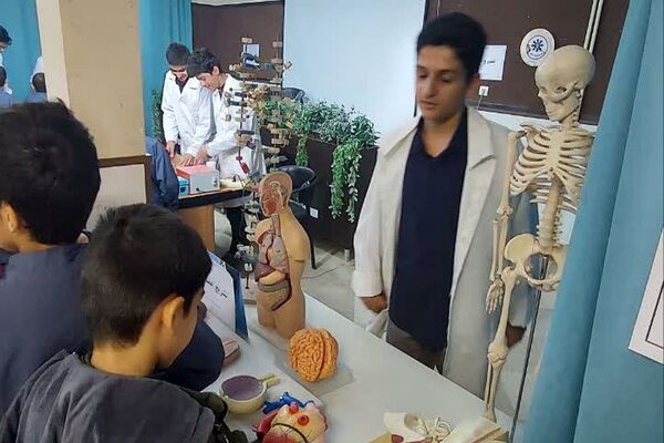 نمایشگاه آزمایشگاهی در دبیرستان استعدادهای درخشان شهید بهشتی رودهن 