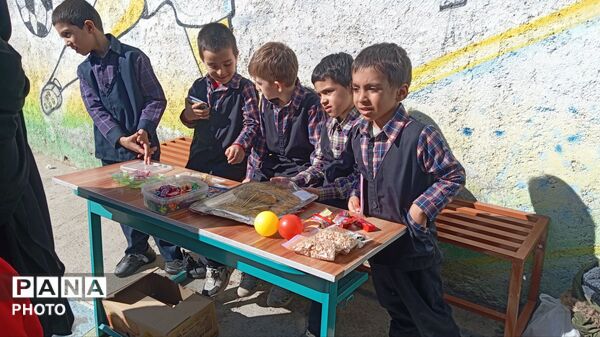 برپایی بازارچه دانش آموزی در شهرستان کاشمر 