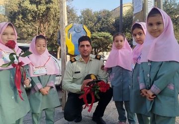 قدردانی دانش‌آموزان مدرسه پروین اعتصامی از حافظان نظم و امنیت