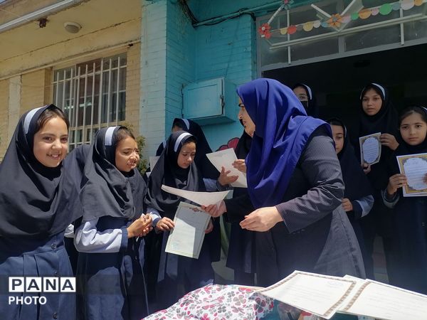تجلیل از دانش آموزان برگزیده دبستان ناهید نخودی